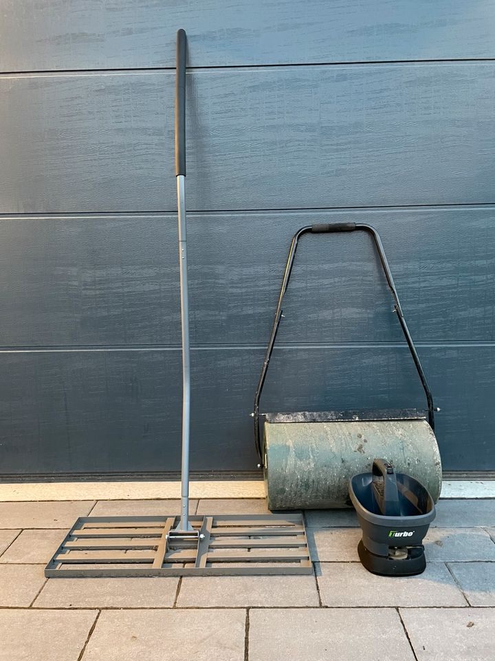 Rasenrakel und Gartenwalze