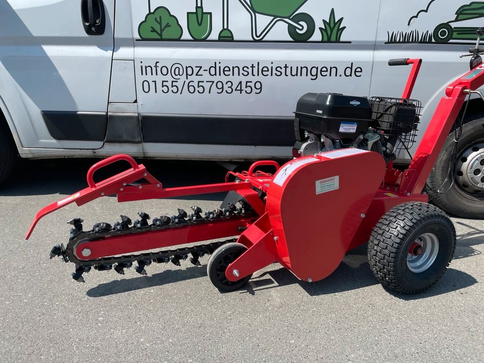 Firmenfahrzeug von PZ Dienstleistungen mit Grabenfräse